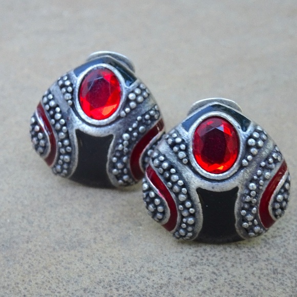 Vintage Clip On Silver Tone Shield Black & Ruby Red Jewel Statement Earrings - Picture 2 of 8